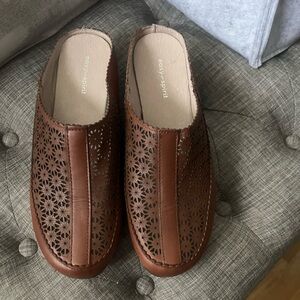 Easy Spirit Sedusk.  Women’s Size 8 1/2 wide.  Brown. Leather upper.